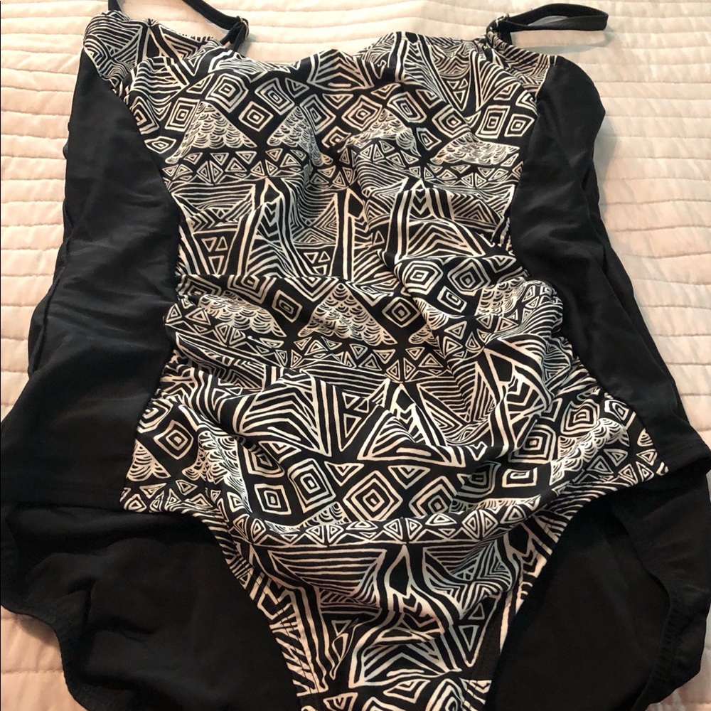 New Women’s swim suit so XL black & white ruched